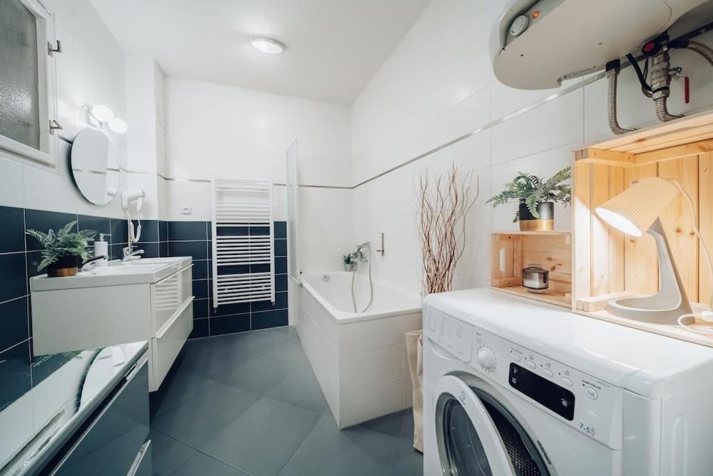 Downtown 2Bd Riverside Apartment Near Dancing House 프라하 외부 사진